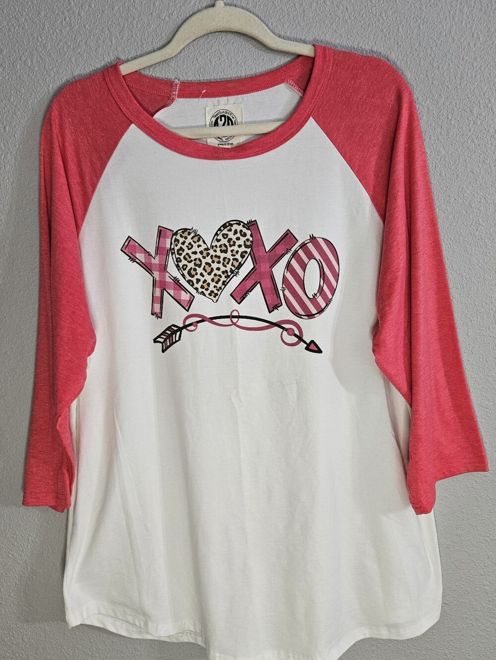 Tees2urdoor Women's XL Pink & White Raglan XOXO Graphic Tee